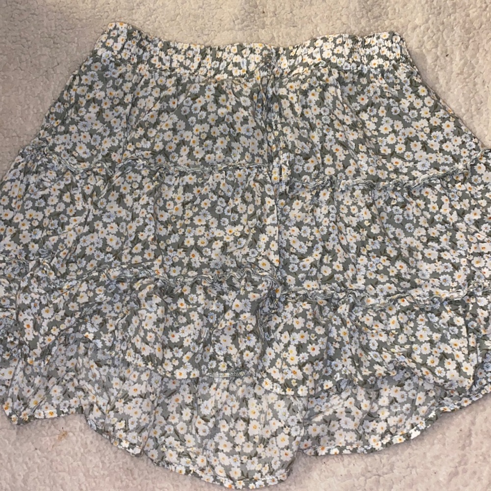 Cute floral print skirt . has no tags or size but i think it’s a medium .